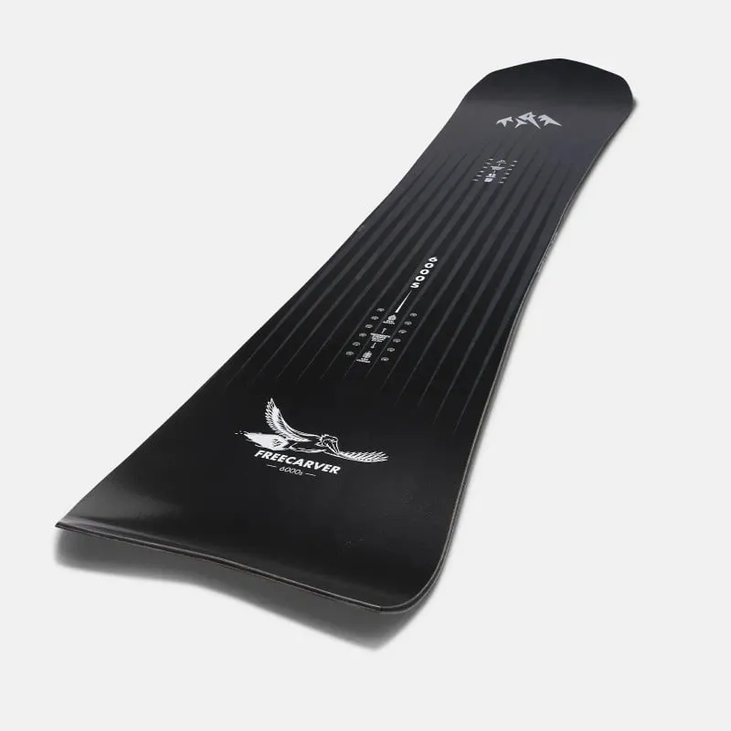 Schwarzes Jones Freecarver Snowboard mit Vogel-Grafik, Modellnummer, Linienmuster und Markenlogo.