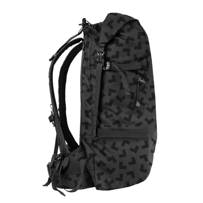 Schwarzer Black Crows Dorsa 27 Rucksack, Seitenansicht. Dezentes, dunkles Muster, Tragegurte und Verschlüsse sichtbar.