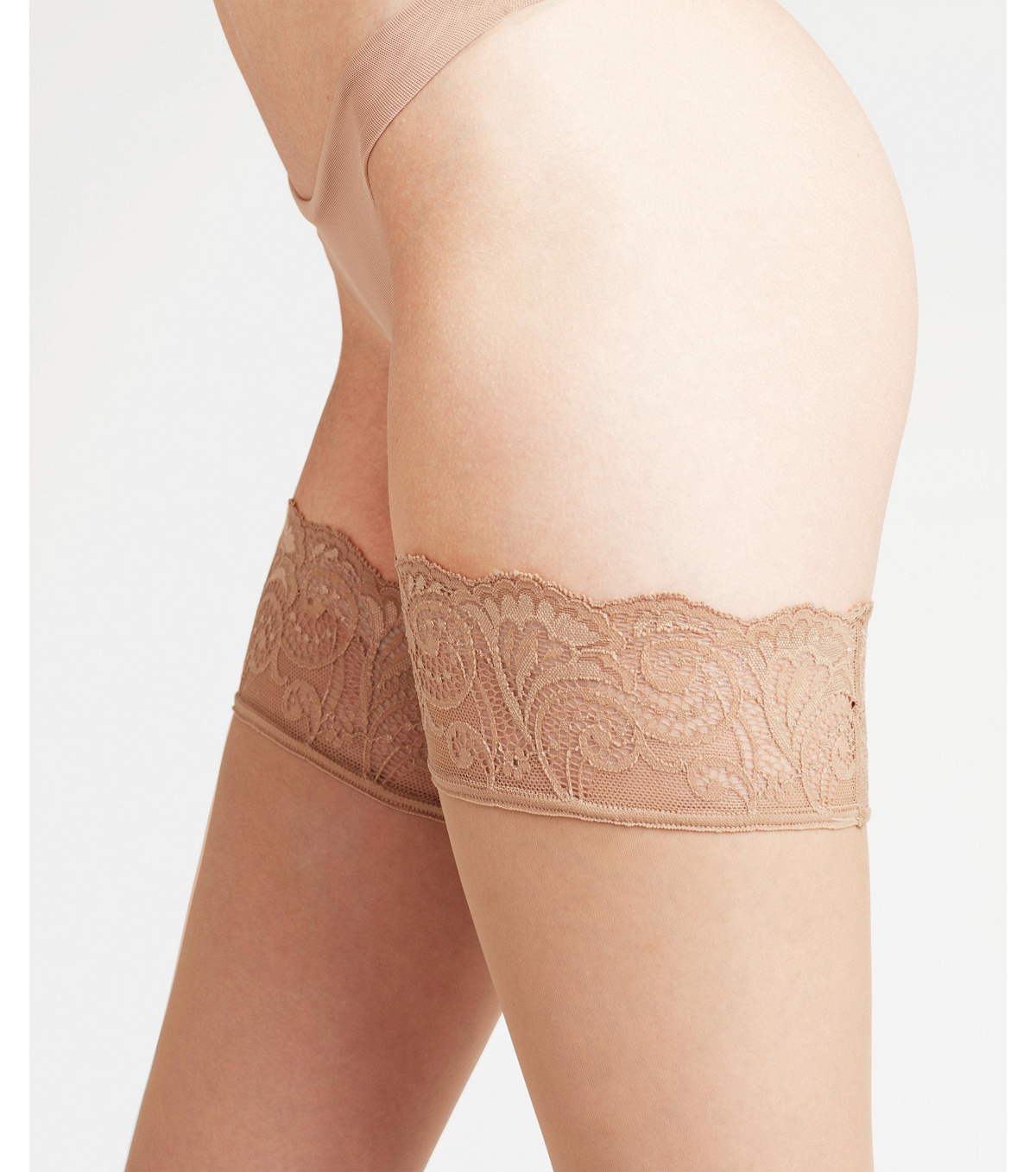 Stay Ups mit Spitze Nahaufnahme von Beinen in Stay Ups mit dekorativer Spitze im Farbton Powder.