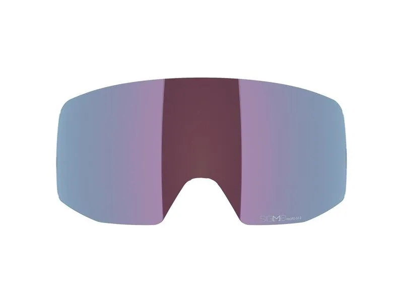 Occhiali da sci con lente specchiata di colore viola-bluastro su sfondo bianco.