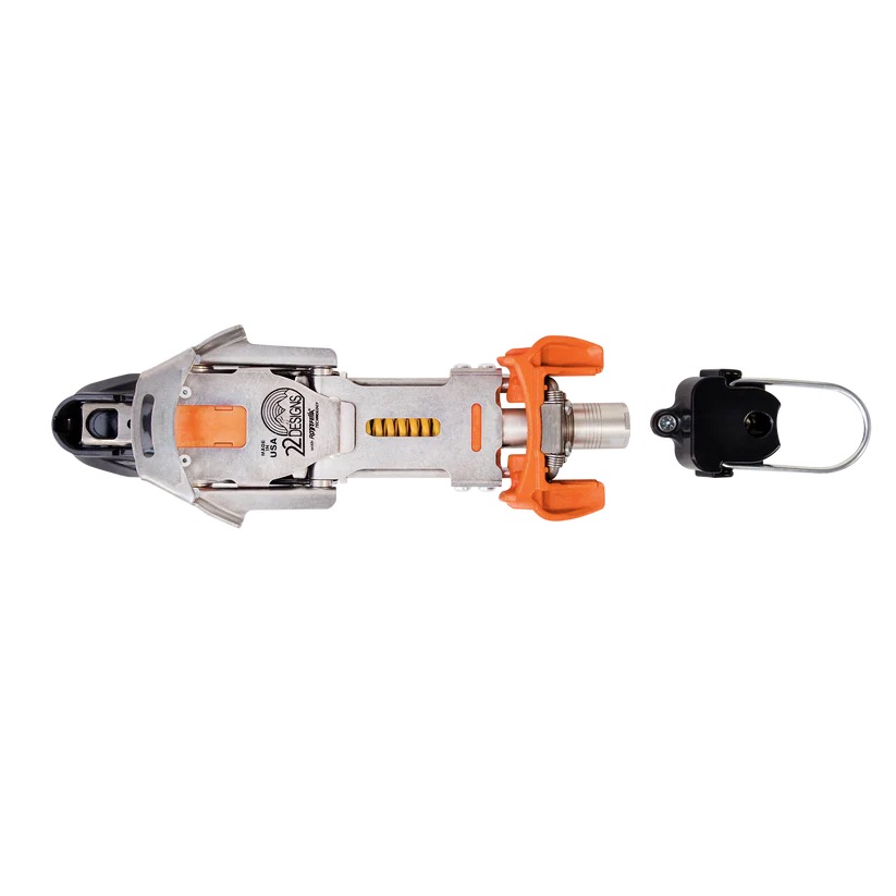 Zerlegter Skibindungsmechanismus auf weißem Grund: vorderes Zehenteil in Silber/Schwarz/Orange, Mittelteil mit gelber Feder und Schriftzug „22 DESIGNS“, orangene Ferse sowie separates schwarzes Teil mit Metallbügel, wohl Skibremse.