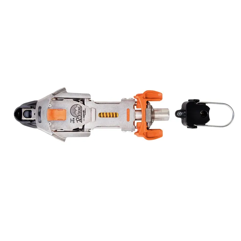 Fixation de ski démontée sur fond blanc : avant (embout) argent/noir/orange, partie centrale avec ressort jaune et inscription « 22 Design », talon orange, plus une pièce noire avec étrier métallique, probable frein.