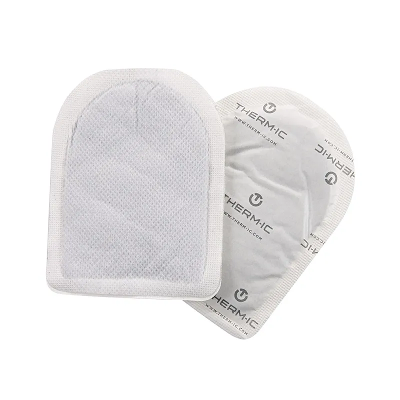 Zwei Therm-ic Toe Warmers Heizpads in weißer Verpackung. Selbstklebend und ergonomisch geformt.
