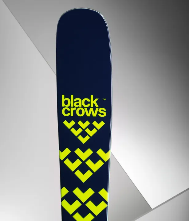 Ski Black Crows Atris: Dark blue ski with yellow Black Crows logo.