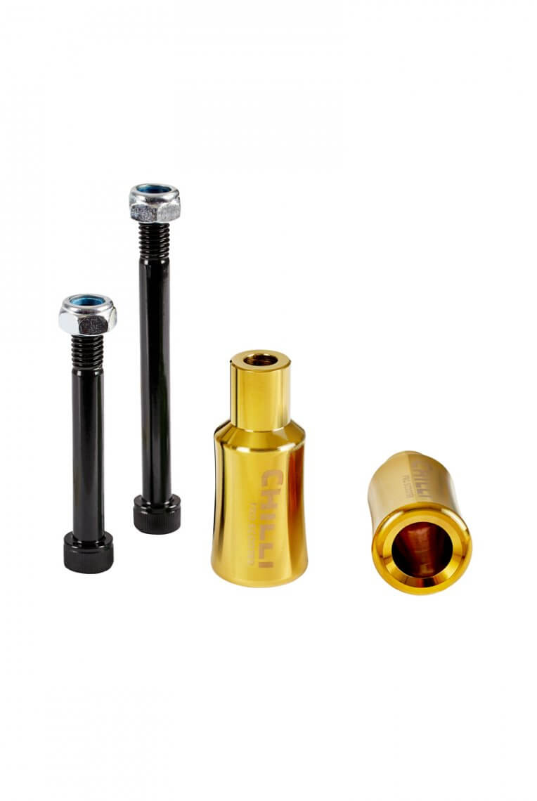 Goldene Chilli Pro Scooter Pegs Barrel mit Schrauben und Muttern, eine Peg stehend, die andere liegend.
