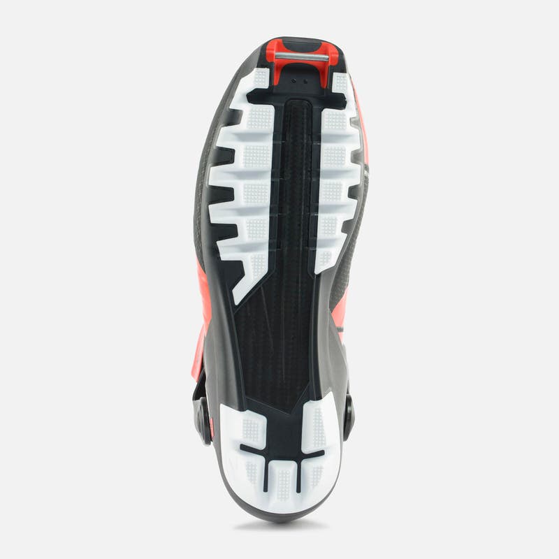 Sohle des Rossignol Skischuhs Nahaufnahme der Sohle des Rossignol X-IUM W.C. Skate Skischuhs. Die Sohle ist schwarz, weiß und rot.