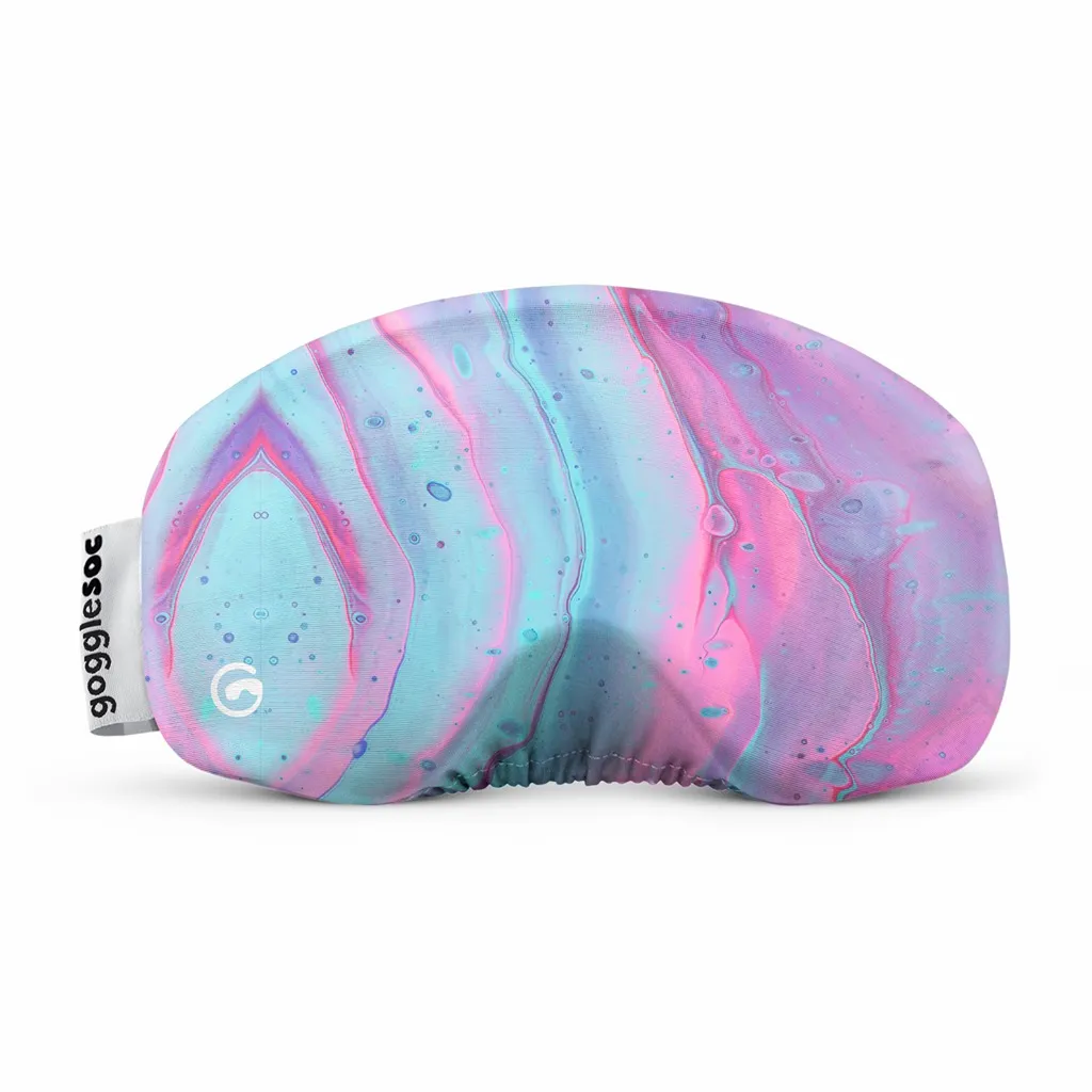 La Paint Soc est une housse de protection pour lunettes de ski et de snowboard. Elle est bleu clair, rose et violet avec un motif marbré.