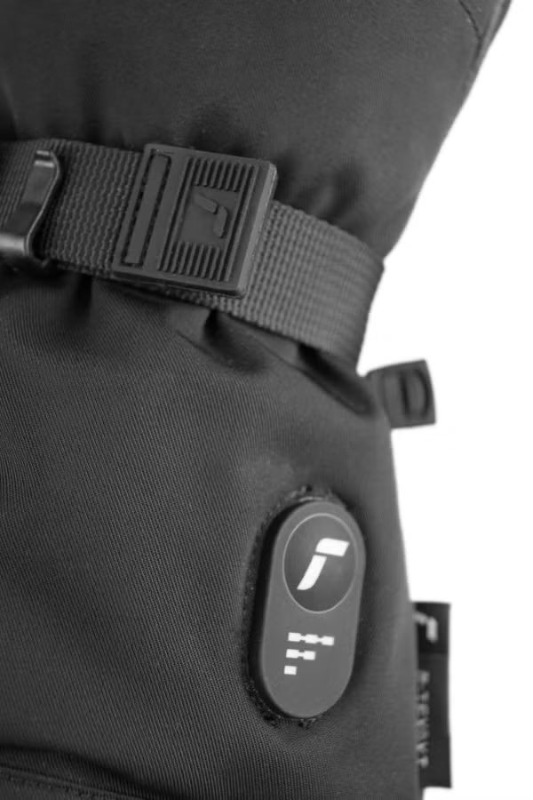 Reusch Advanced Heat Mitten Detailansicht eines schwarzen Reusch Advanced Heat Mitten mit Riemen und LED-Wärmekontrollknopf.