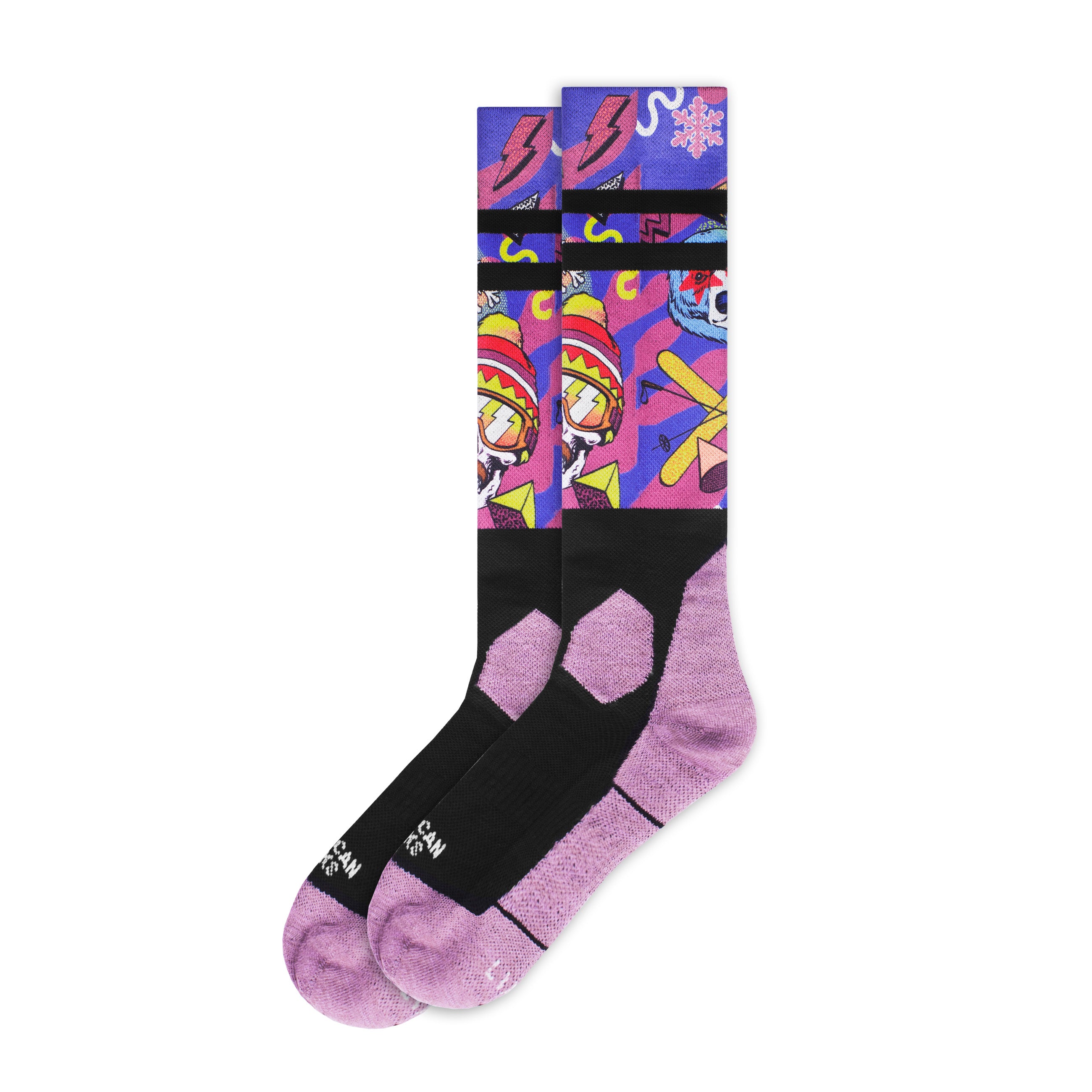 Retro Blizzard Ski Socken Kniehohe Retro Blizzard Snow Socken mit lila Fußteil und Mustern mit Ski-Motiven auf blauem Grund.