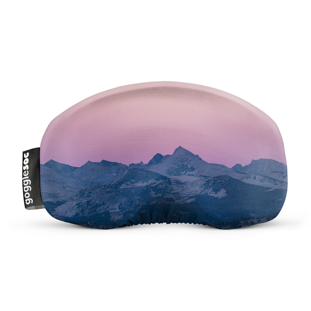 Skibrillen-Schutzhülle mit Alpenglühen-Motiv: Berglandschaft bei Dämmerung in Blau- und Rosatönen. Label "gogglesoc" sichtbar.