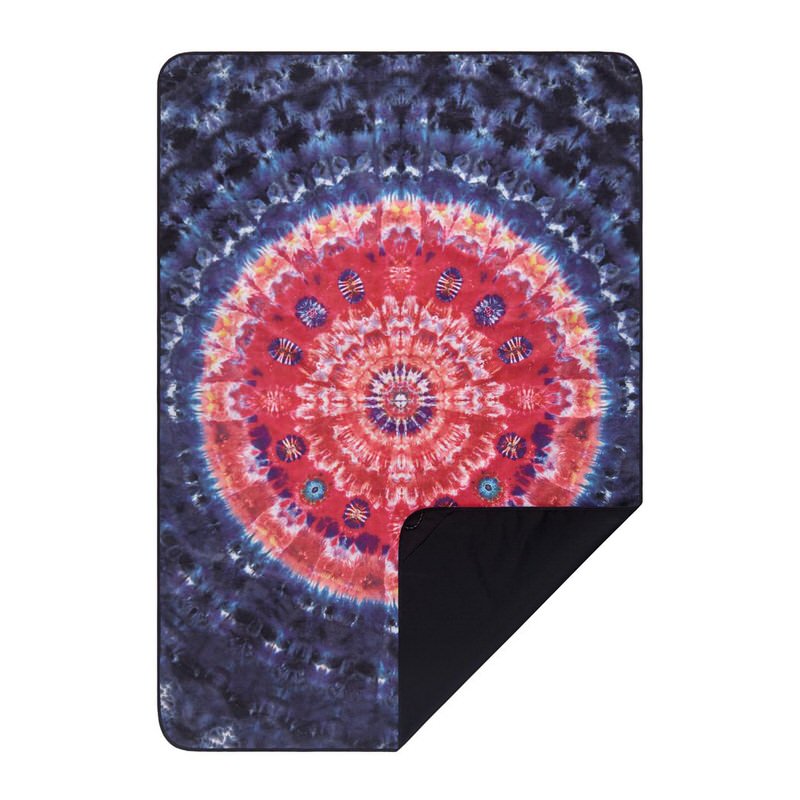 Rumpl Stash Mat Cosmic Soul: Bunte Matte mit Mandala-Muster, Ecke umgeschlagen, schwarze Unterseite sichtbar.