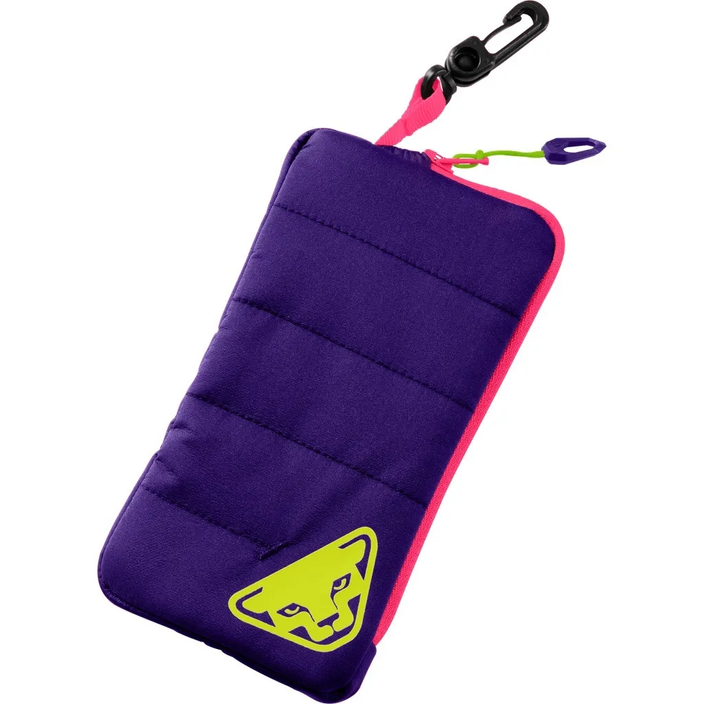 Étui pour téléphone portable violet avec fermeture éclair rose et logo Dynafit, fixé par un mousqueton.