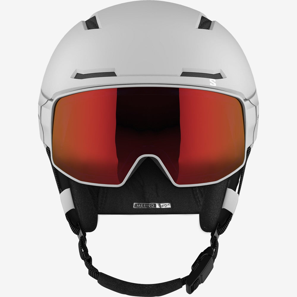 Weißer Skihelm mit rotem Visier, Frontansicht.
