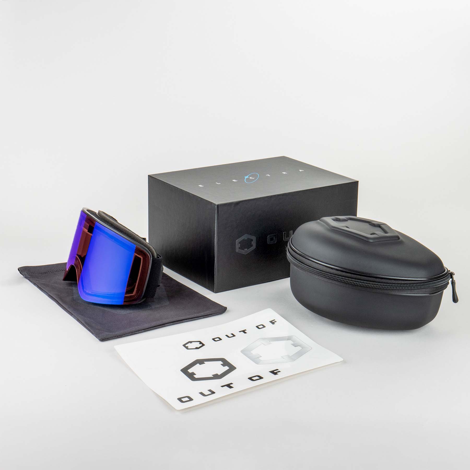 Skibrille Outof Electra 2 Skibrille Outof Electra 2 Blur Irid Blue mit Zubehör wie Etui, Box und Aufbewahrungsbeutel auf hellem Grund.