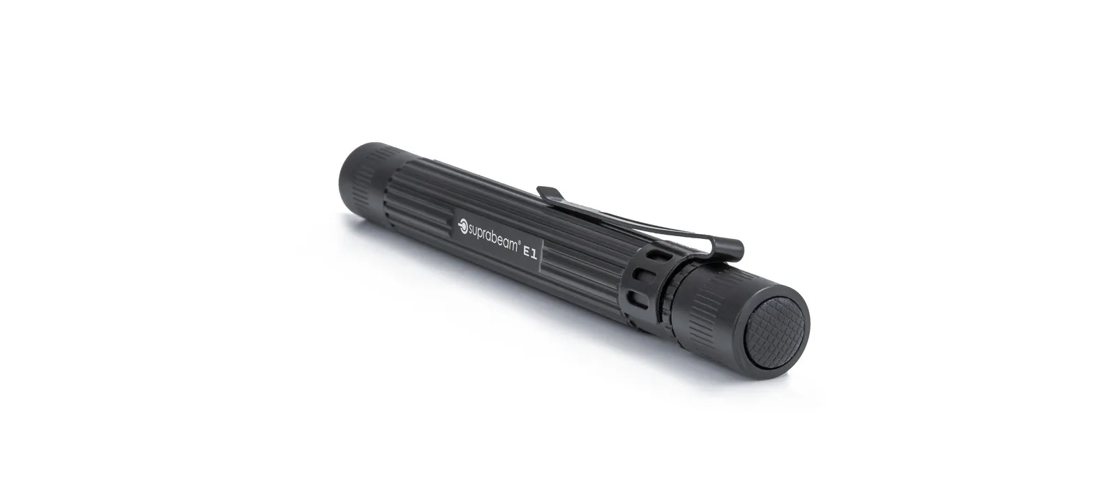 Schwarze, zylindrische Taschenlampe mit Clip, querliegend auf weißem Grund. Sie hat einen Schalter mit Riffelmuster.
