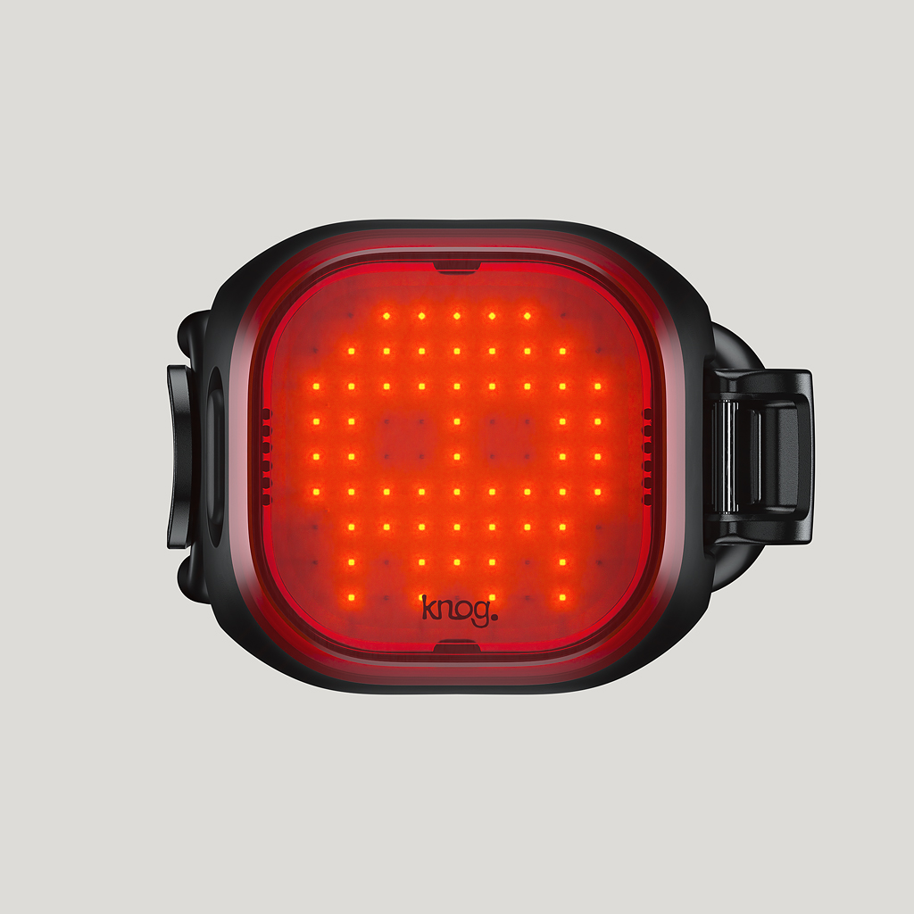 Nahaufnahme eines schwarzen Knog Blinder Mini Skull Rücklichts mit roten LEDs.