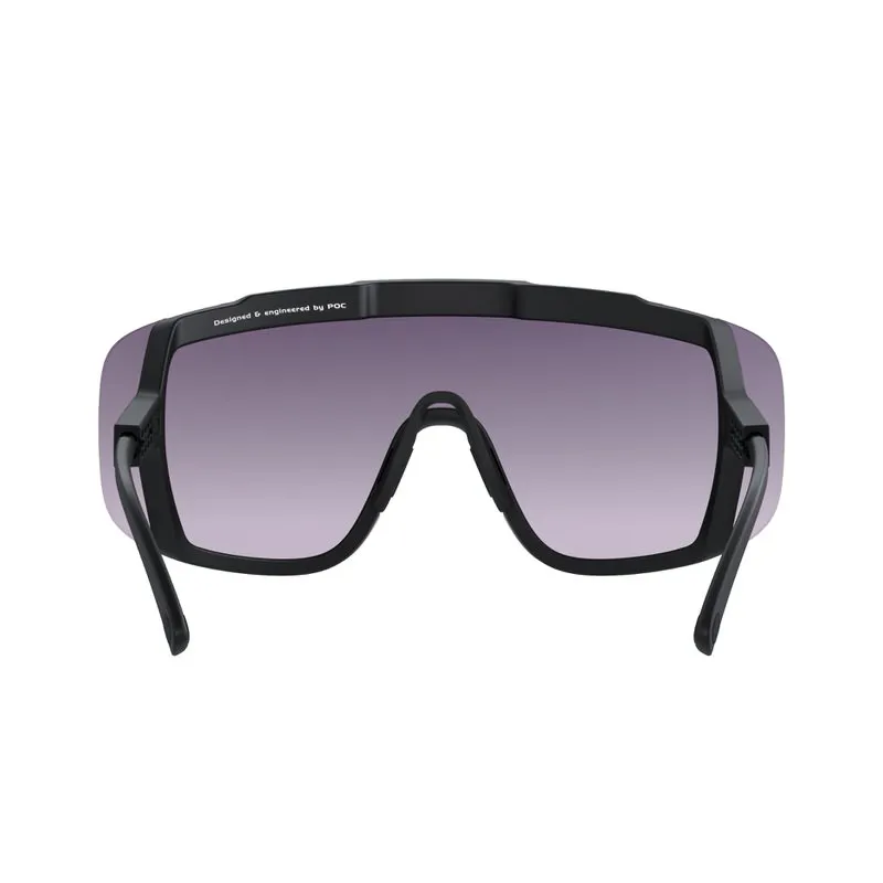 Gli occhiali da sole POC Devour in Uranium Black/Gold BSM, vista frontale con lente sfumata.