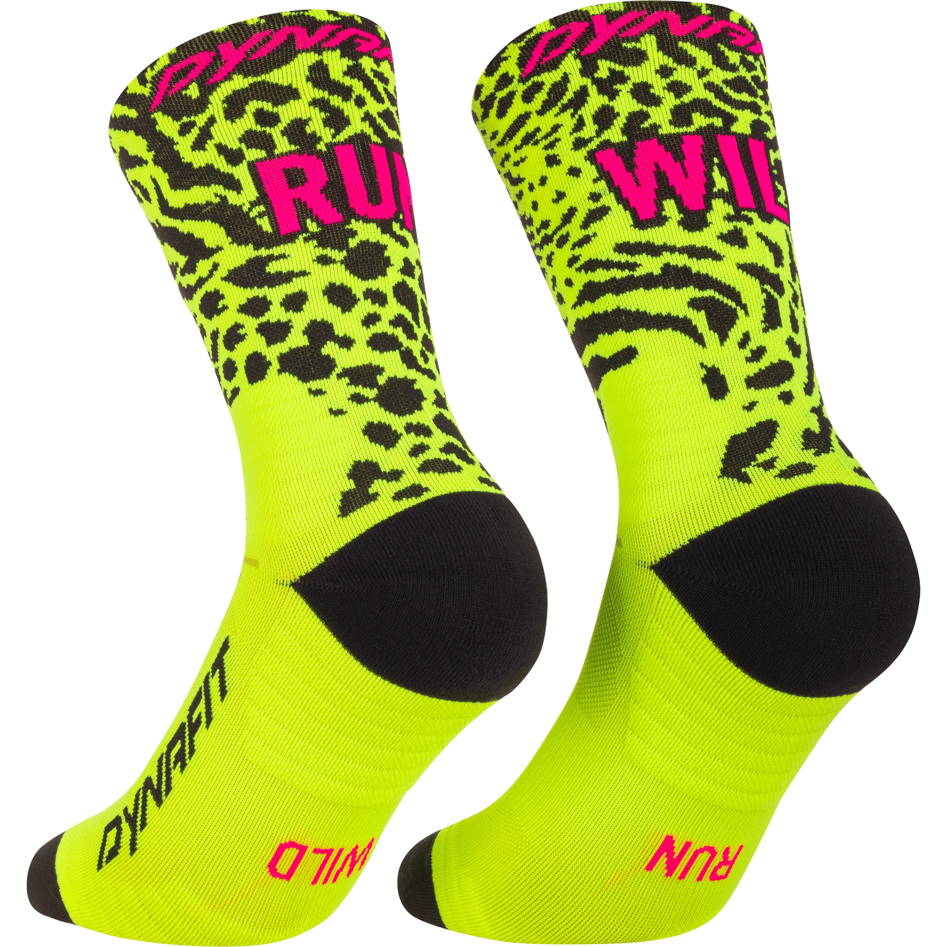 Zwei neongelbe Socken mit schwarzen Zehen, Fersen und Leopardenmuster. Pinke Schriftzüge "RUN WILD" sind abgebildet.