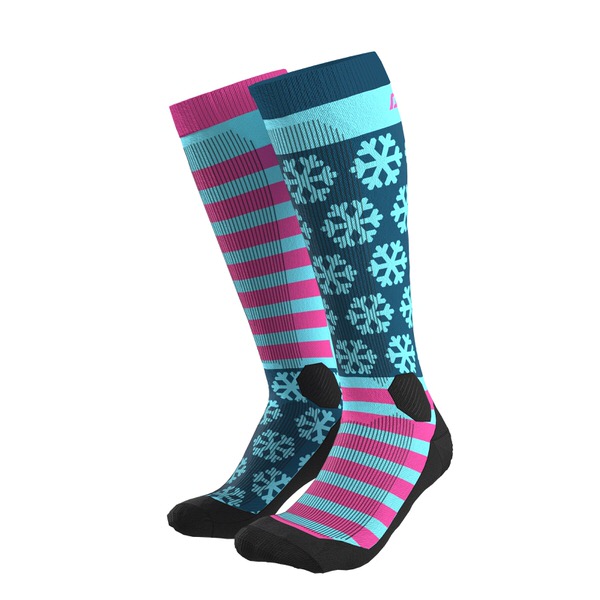 Zwei Skisocken mit Grafikmuster: Eine gestreift, die andere mit Schneeflocken. Farben sind Pink, Türkis und Schwarz.