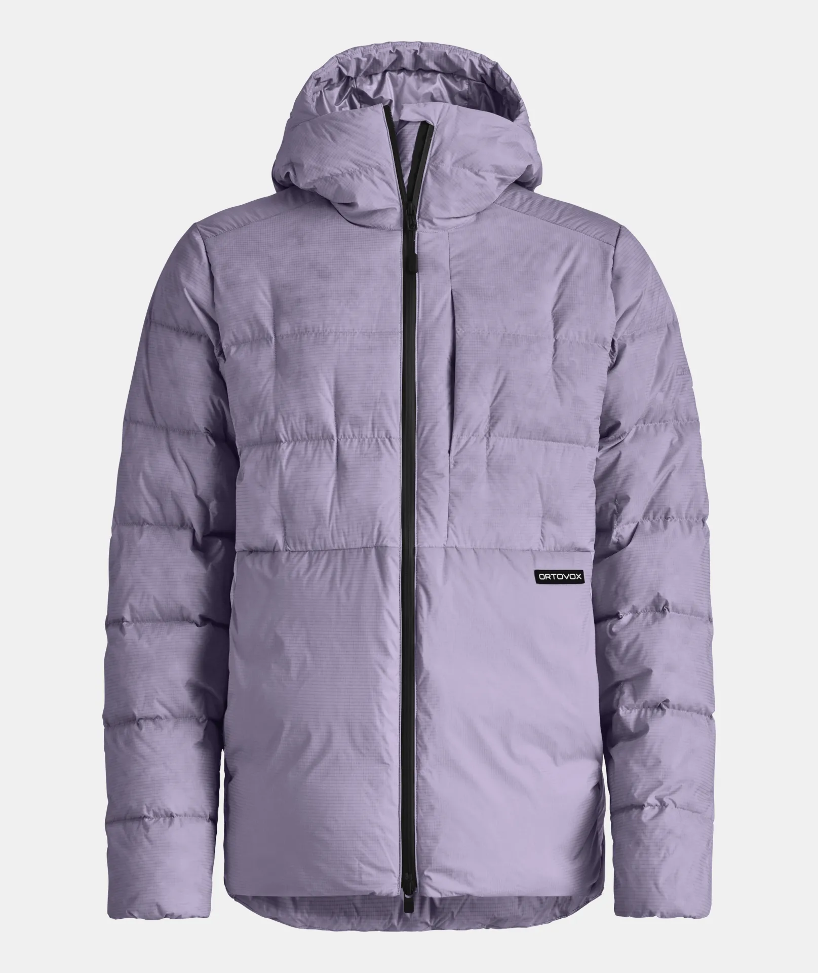 Lila Daunenjacke mit Kapuze und durchgehendem, schwarzem Reißverschluss vor einem weißen Hintergrund.