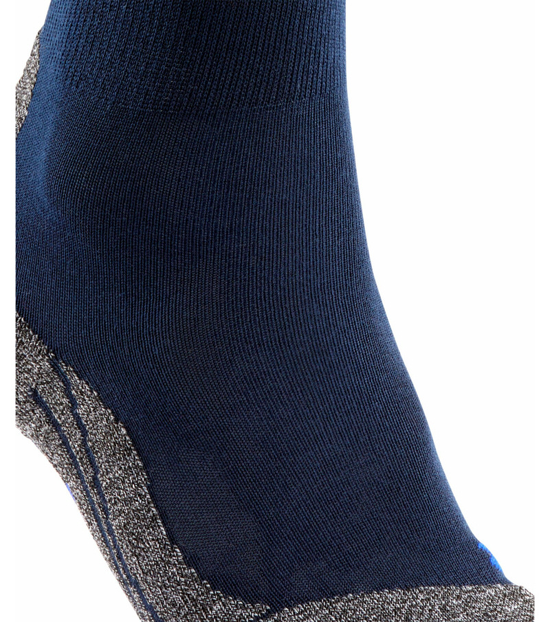 Detailaufnahme einer marineblauen TK2 Cool Herren Trekking Socke mit grauer Polsterung.