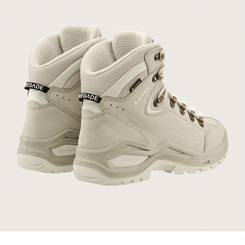 Zwei hellbeige Wanderstiefel mit "Renegade"-Schriftzug, Ösen und Schnürsenkeln stehen auf einem hellen Hintergrund.