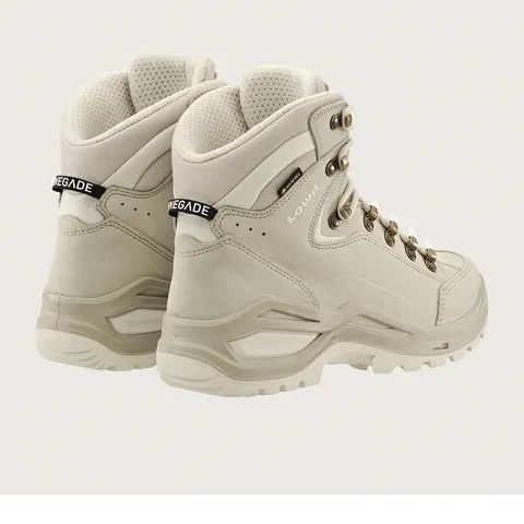 Zwei hellbeige Wanderstiefel mit "Renegade"-Schriftzug, Ösen und Schnürsenkeln stehen auf einem hellen Hintergrund.