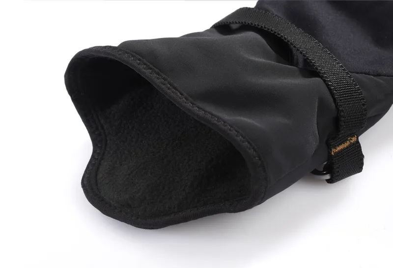 Vista dettagliata di un guanto interno Therm-ic Ultra Heat Liner nero, con polsino in pile e cinturino regolabile.