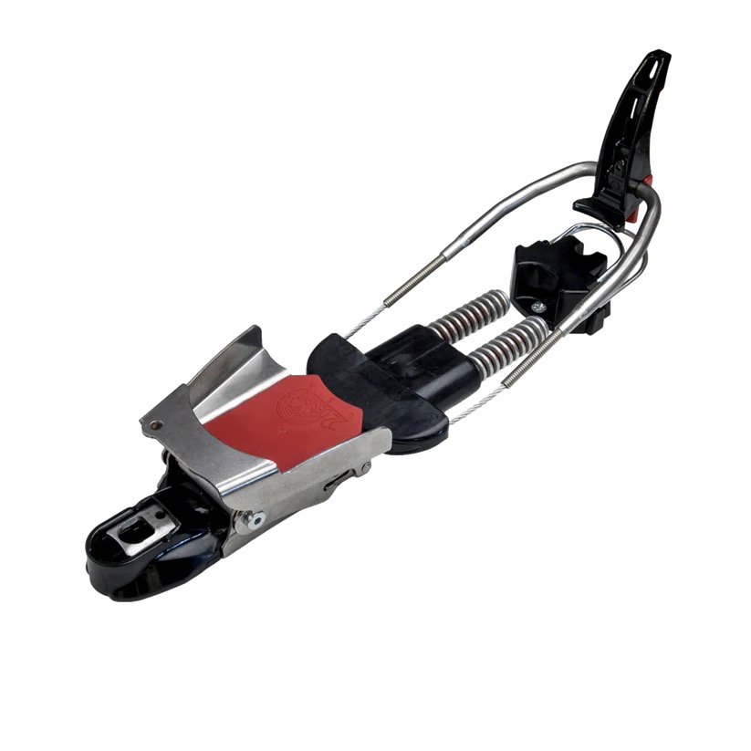 Detaillierte Skibindung in Schwarz, Silber und Rot, isoliert auf weißem Hintergrund. Komplexe Mechanik mit sichtbaren Metallfedern und Drahtseilen. Vorn roter Akzent zur Sicherung des Zehenbereichs, hinten verstellbarer Fersenhebel.