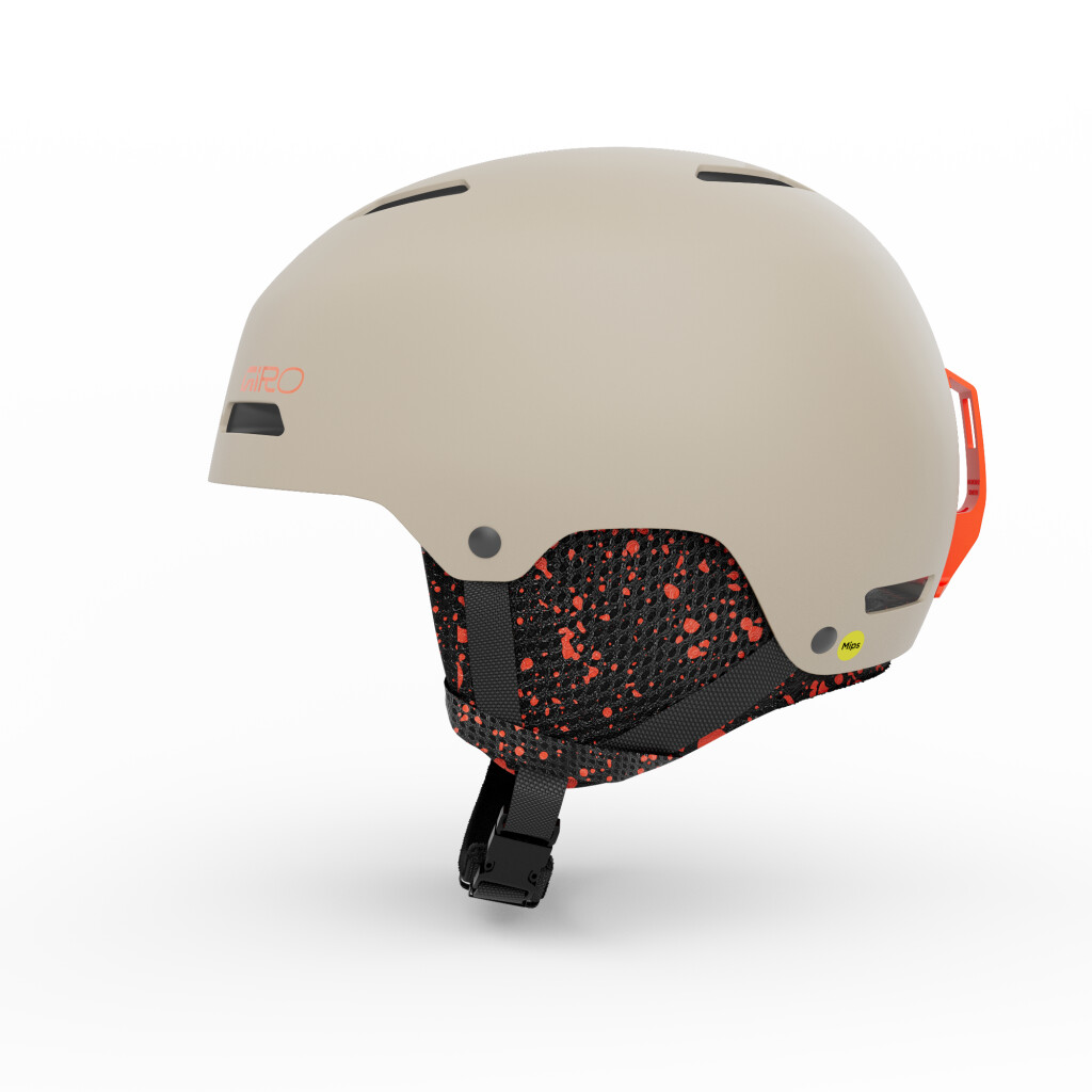 Casque de ski clair avec logo orange Giro, accents orange et doublure intérieure noire tachetée d'orange, jugulaire avec clip noir.