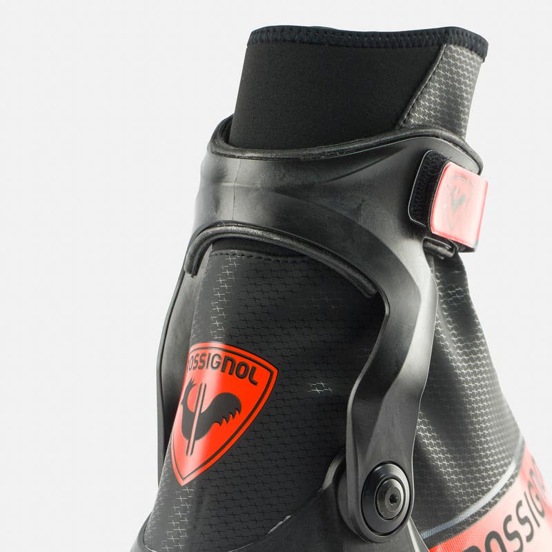Rossignol X-IUM Skischuh Detail Detailansicht des Rossignol X-IUM W.C. Skate Skischuhs mit rotem Logo und schwarzen Details.