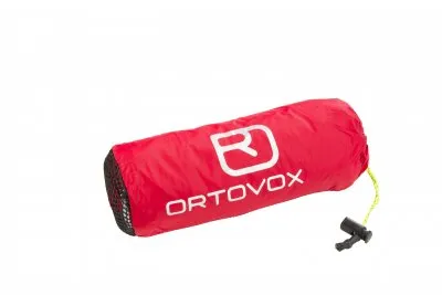 Roter Ortovox Biwaksack BIVY SINGLE, gerollt und verpackt mit Packsack und gelber Kordel, Logo gut sichtbar.