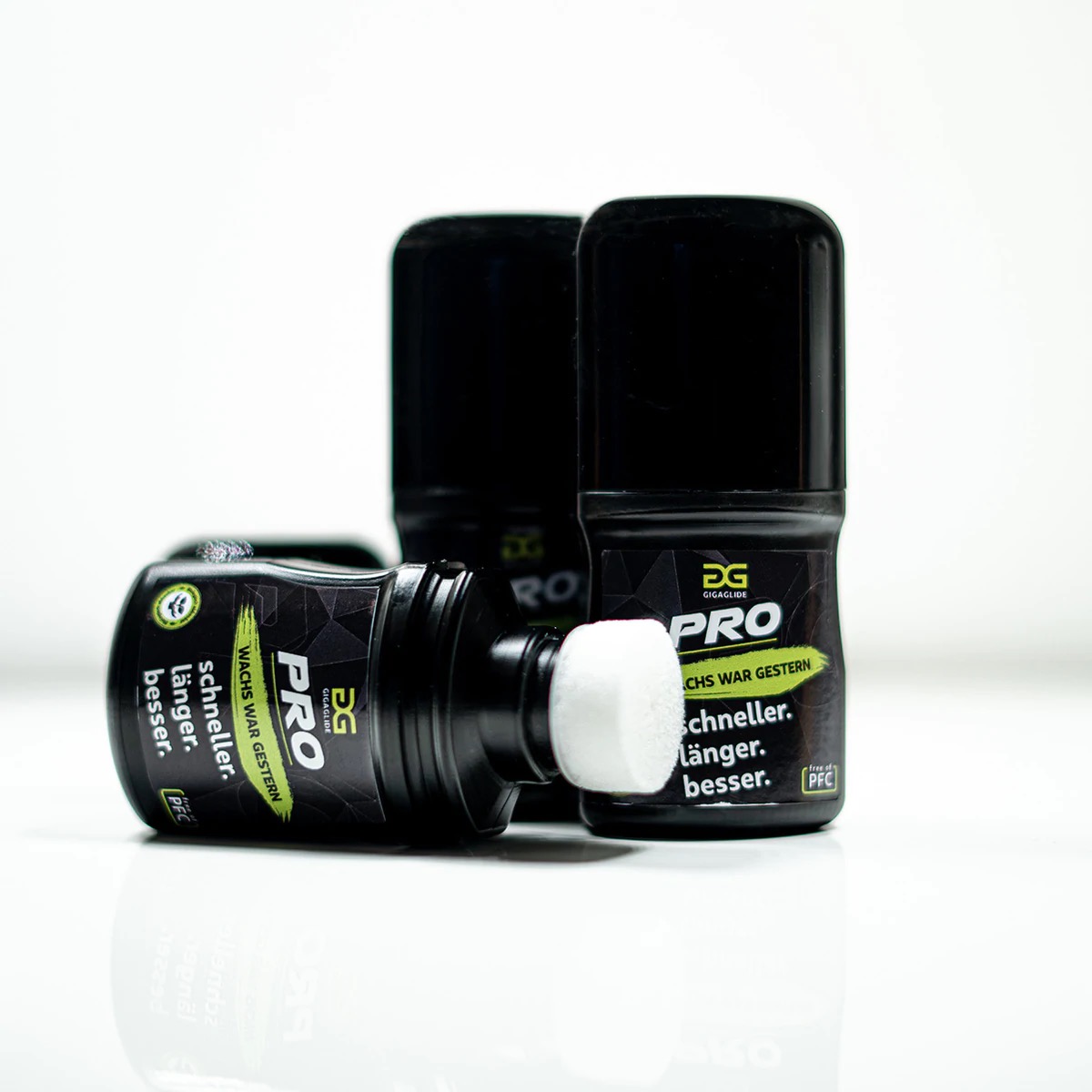 Gigaglide Bouteilles Pro Trois flacons noirs Gigaglide Pro, un couché avec applicateur. "La cire, c'était hier", peut-on lire sur l'emballage.
