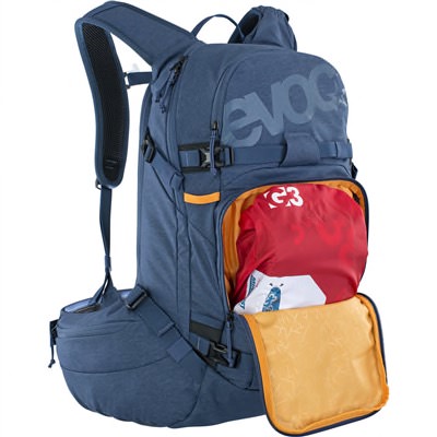 Sac à dos bleu Evoc Line Pro 20L, compartiment ouvert avec un vêtement rouge.