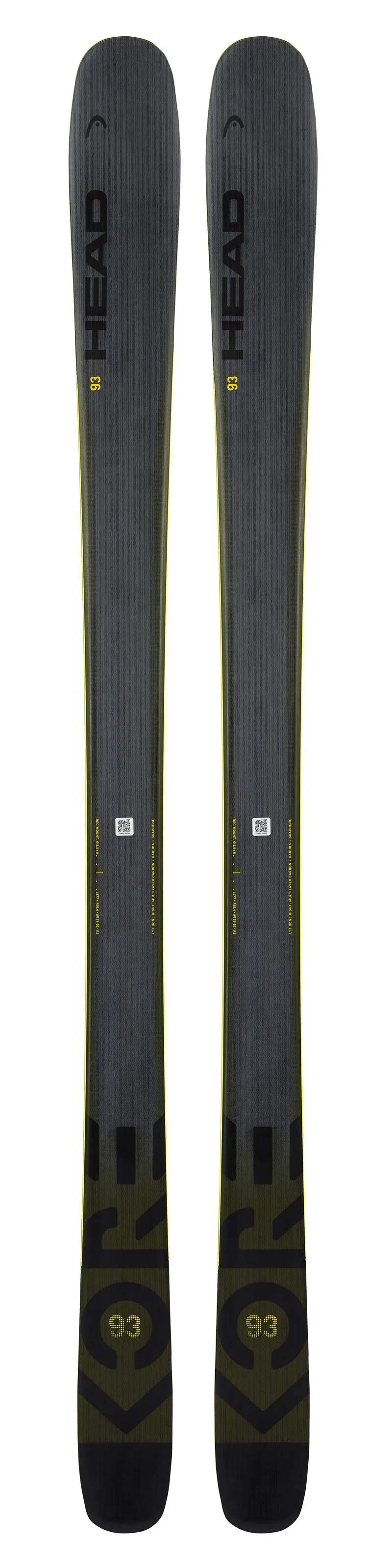 Deux skis, Head Kore 93, anthracite et jaune, debout, avec une texture grise et des carres jaunes.