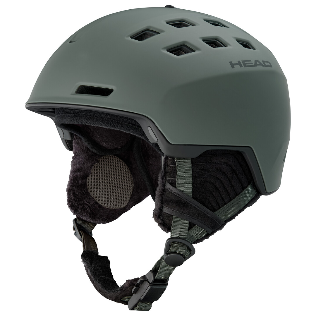 Nahaufnahme eines matten, nachtgrünen Helms mit Belüftungslöchern und Ohrpolstern. Der Helm hat einen Kinnriemen.