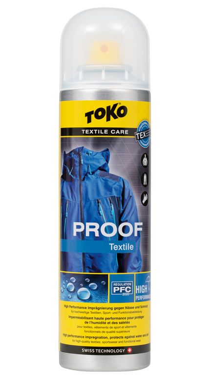 Silberne Sprühflasche Toko Textile Proof mit gelber Banderole und dem Bild einer blauen Jacke.