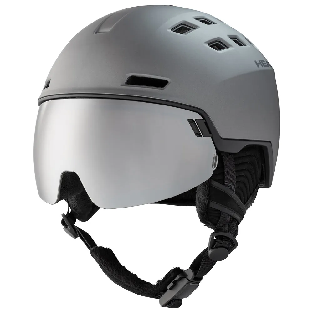 Graphit-schwarzer Skihelm mit silbernem Visier, Belüftungslöchern und schwarzem Kinnriemen.