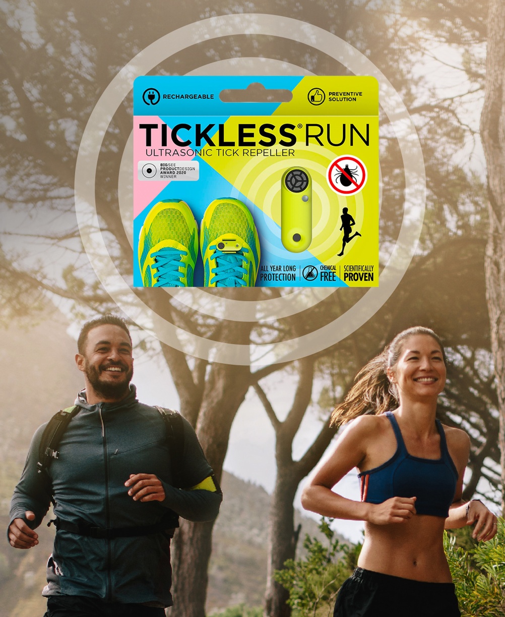 Couple de coureurs et Tickless Run : protection contre les tiques sans produits chimiques avec chaussures de course, appareil, symbole de la tique et indication par ultrasons.