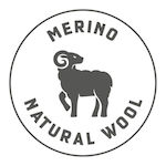 Kreisrundes Logo: Merino Natural Wool. Silhouettiertes Schaf, schwarz-grau, blickt nach links. Text umrandet das Tier.
