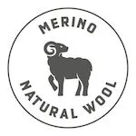 Logo circulaire : Merino Natural Wool. Mouton silhouetté, noir et gris, regardant vers la gauche. Un texte entoure l'animal.