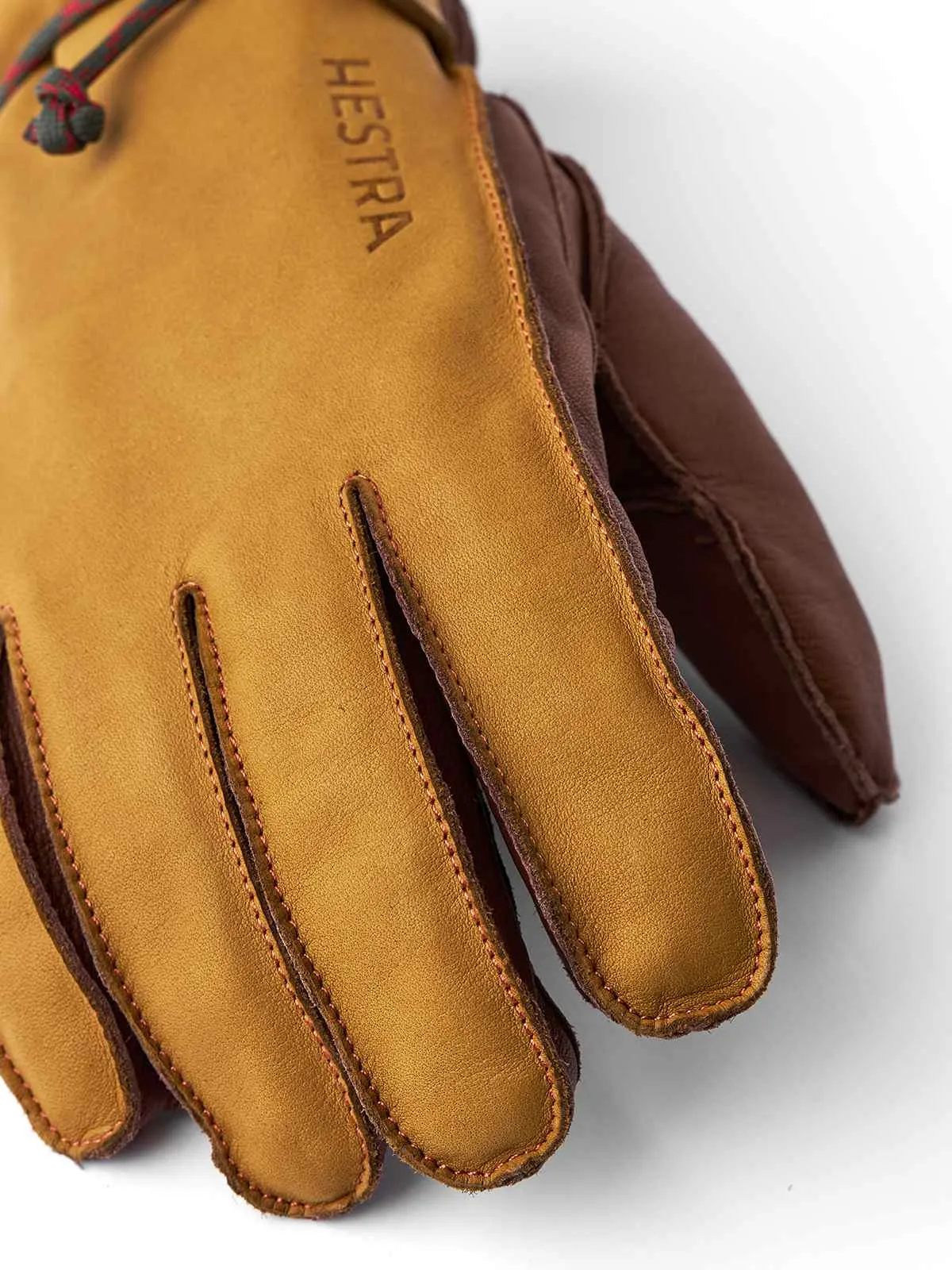 Detailansicht: Hestra Wakayama Lederhandschuh, Cork Brown, sichtbare Nähte, Handgelenkschlaufe.