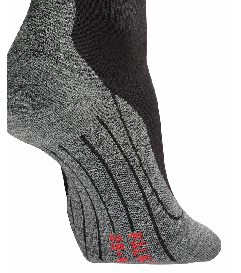 Detailaufnahme einer grauen RU4 Herren Running Socke mit schwarzen Verstärkungen und rotem Schriftzug. Eine schwarze Socke ist im Hintergrund zu sehen.
