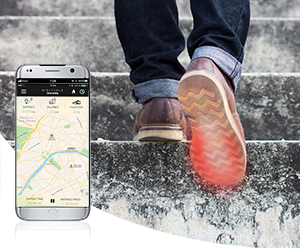 Heizsohle Treppe App Gehende Person auf Treppe mit Heizsohle und Smartphone-App-Ansicht.
