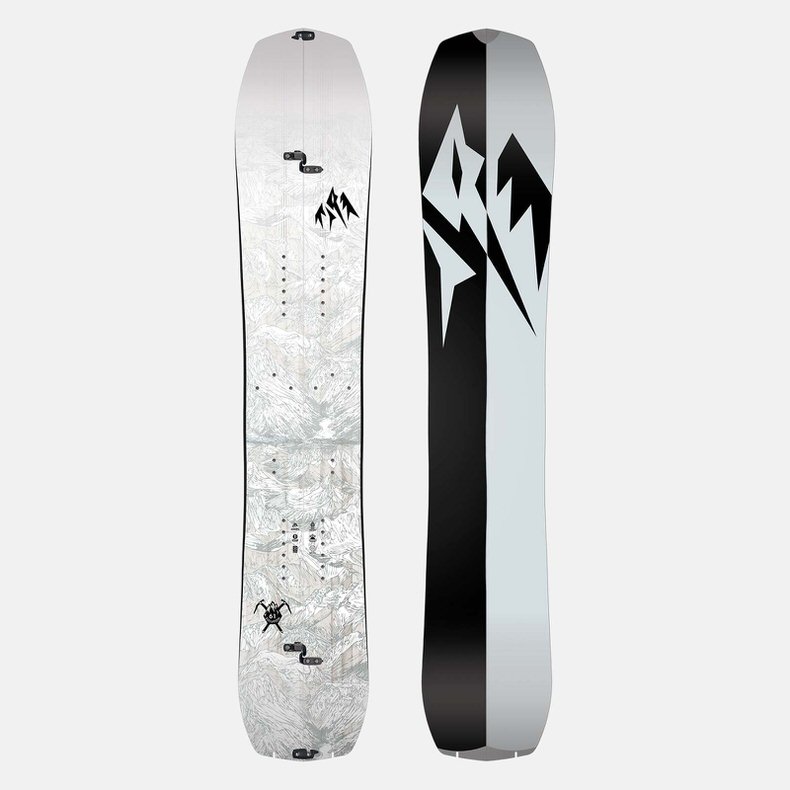 Zwei Jones Solution Splitboards: eines mit Bergmuster, das andere schwarz-weiß mit Logo.