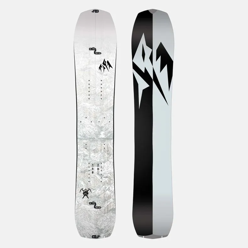 Zwei Jones Solution Splitboards: eines mit Bergmuster, das andere schwarz-weiß mit Logo.