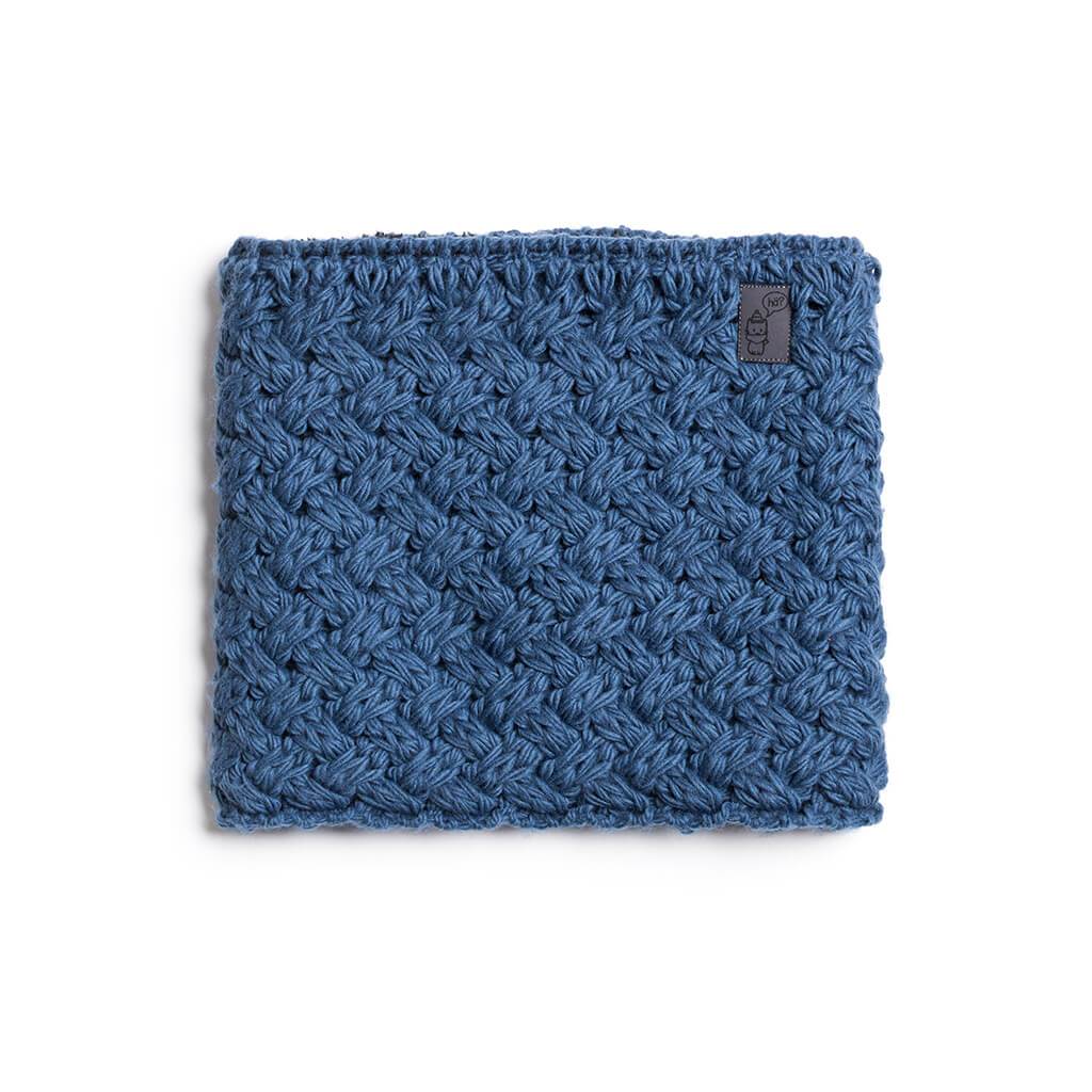Blauer, gestrickter Stroller Neckwarmer mit gewebtem Muster und kleinem Logo-Etikett, flach auf weißem Grund.
