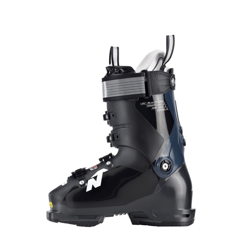 Nordica Pro Machine 115 Skischuh Schwarzer Nordica Pro Machine 115 Women Skischuh in Seitenansicht, mit Schnallen und grauem Klettband.