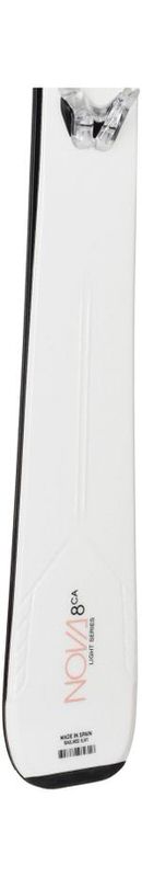 Rossignol Nova 8 CA Ski Rossignol Nova 8 CA, vu de dessous, avec fixations. Le design Nova 8 est blanc avec des lettres roses.