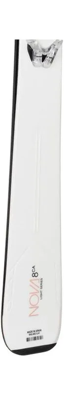 Ski Rossignol Nova 8 CA, von unten, mit Bindung. Das Nova 8 Design ist Weiss mit rosa Schrift.